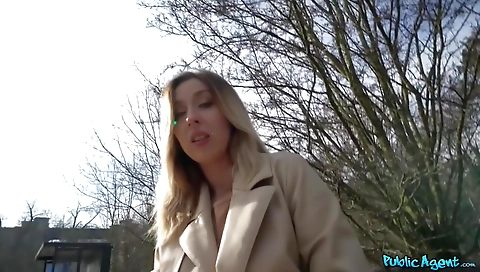 Married rateanis her pussy with a dick