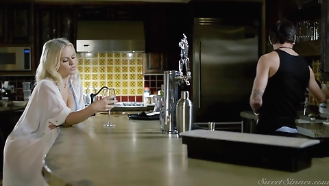 Shemal dumps with a blonde